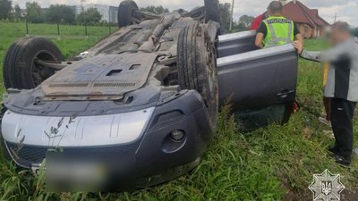 Зіткнення чотирьох автомобілів. Біля Львова в ДТП загинула 11-річна дитина Зіткнення чотирьох автомобілів. Біля Львова в ДТП загинула 11-річна дитина