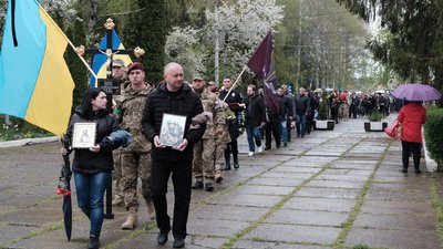 Пів життя працював у поліції. У Чернівцях попрощались з військовим, який загинув на Луганщині Пів життя працював у поліції. У Чернівцях попрощались з військовим, який загинув на Луганщині