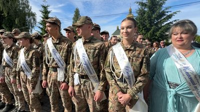 "Вірю, що тато повернеться": як пролунав останній дзвоник у військовому ліцеї у Луцьку "Вірю, що тато повернеться": як пролунав останній дзвоник у військовому ліцеї у Луцьку