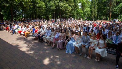 В Івано-Франківську 128 випускникам ліцеїв вручили медалі В Івано-Франківську 128 випускникам ліцеїв вручили медалі