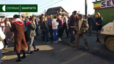 Жителі Хуста вимагають оголошення результатів виборів Жителі Хуста вимагають оголошення результатів виборів