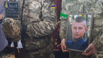 На Тернопільщині попрощались з військовослужбовцем Романом Леськівим На Тернопільщині попрощались з військовослужбовцем Романом Леськівим