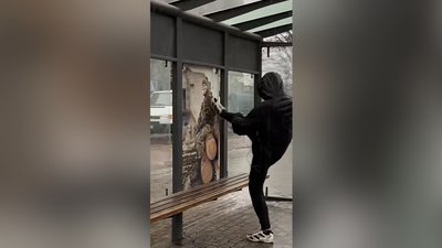 Вибачення не врятують: поліцейські затримали чоловіка, який трощив плакат із зображенням воїна на зупинці в Житомирі