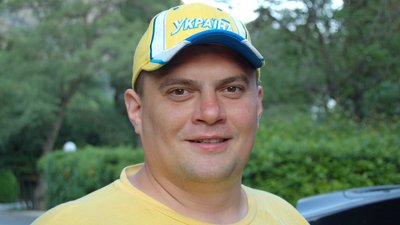 Юзік з Кварталу припаркувався посеред перехрестя в Одесі. Машина заблокувала проїзд рятувальникам