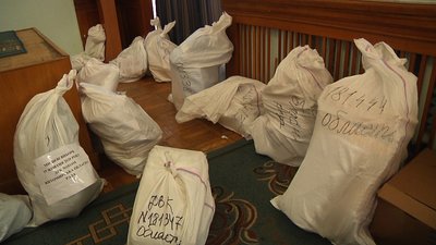 У Житомирі не вистачило конвертів – бюлетені пакували в листки паперу, вирвані з зошитів У Житомирі не вистачило конвертів – бюлетені пакували в листки паперу, вирвані з зошитів