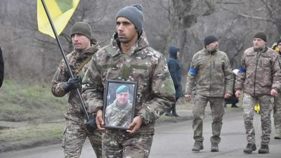 В Арцизі провели в останню путь морпіха та захисника Донецького аеропорту