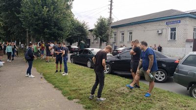 У Новгороді-Сіверському начальники поліції вимагали з підприємців гроші та побили їх