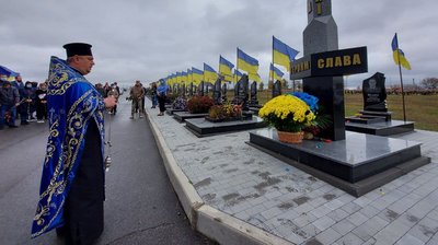На алеї Слави у Харкові вшанували загиблих захисників України На алеї Слави у Харкові вшанували загиблих захисників України