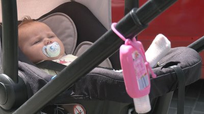 Сидіти вдома не можуть: У Черкасах подружжя волонтерить із двомісячною дитиною Сидіти вдома не можуть: У Черкасах подружжя волонтерить із двомісячною дитиною