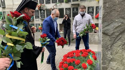 В Одесі відбулося покладання квітів в пам'ять про жертви масових політичних репресій В Одесі відбулося покладання квітів в пам'ять про жертви масових політичних репресій