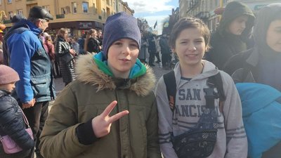 У центрі Івано-Франківська рятувальники навчають як захиститися у разі загрози життю У центрі Івано-Франківська рятувальники навчають як захиститися у разі загрози життю
