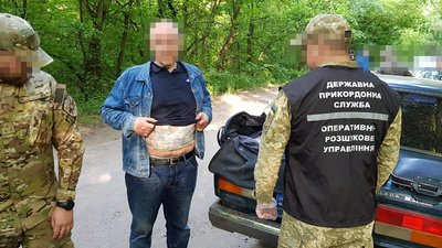 На Луганщині прикордонники затримали чоловіка, з грошима на животі