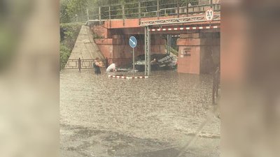 Вулицю Анкудінова в Ужгороді знову затопило Вулицю Анкудінова в Ужгороді знову затопило