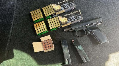 Пістолети та набої, вилучені під час затримання Пістолети та набої, вилучені під час затримання