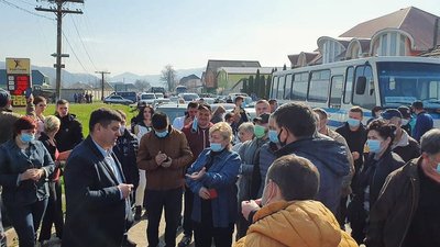 На Закарпатті у селі Білки перекривали дорогу: люди вимагають ремонту