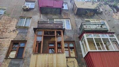У Дніпрі відновлюють пошкоджені через ракетні удари житлові будинки У Дніпрі відновлюють пошкоджені через ракетні удари житлові будинки