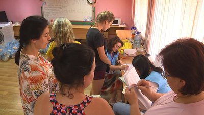Переселенцям у Луцьку роздали продуктові набори
