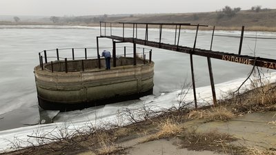 Врятувати рибу та поля: на Донеччині водолази намагаються припинити скид води зі ставу