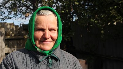 Ховається в бурячній ямі: як бабуся в Угроїдах на Сумщині рятується від російських обстрілів Ховається в бурячній ямі: як бабуся в Угроїдах на Сумщині рятується від російських обстрілів
