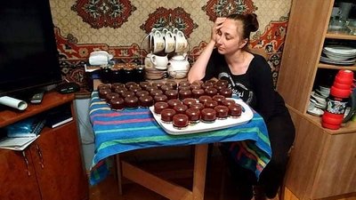 Юлія готує соус ткемалі Юлія готує соус ткемалі