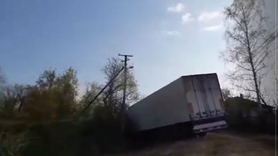 У селі на Буковині на узбіччі застрягла вантажівка: її не забирають другий день