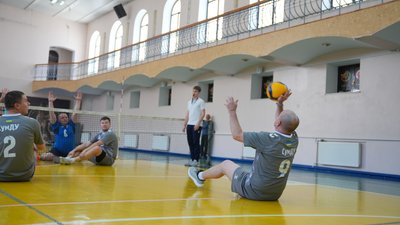 Учасники змагання з волейболу сидячи