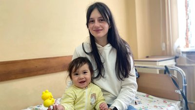 Ігорчик із мамою у дитячій лікарні святого Миколая