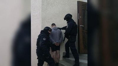 Підозрюваних у пограбуванні платіжних терміналів на Закарпатті затримали правоохоронці Підозрюваних у пограбуванні платіжних терміналів на Закарпатті затримали правоохоронці