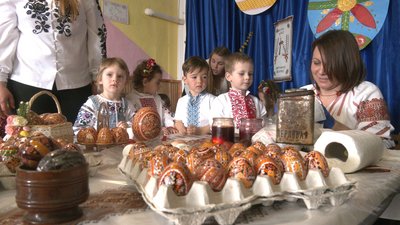 На Косівщині дошкільнята розфарбовували писанки На Косівщині дошкільнята розфарбовували писанки