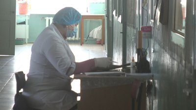 У разі різкого збільшення кількості інфікованих, у лікарні планують виділити ще цілий поверх під «ковідне» відділення. Фото: Суспільне. Поділля. У разі різкого збільшення кількості інфікованих, у лікарні планують виділити ще цілий поверх під «ковідне» відділення. Фото: Суспільне. Поділля.