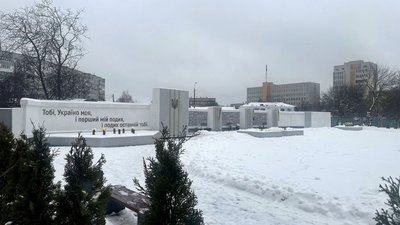 Рідні загиблих прикрасили алею пам'яті у Черкасах іменними прикрасами на честь близьких Рідні загиблих прикрасили алею пам'яті у Черкасах іменними прикрасами на честь близьких