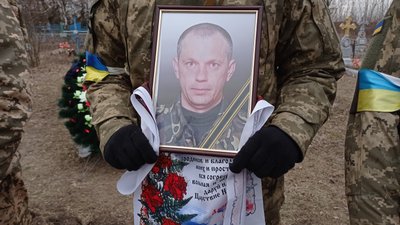 "Дуже будемо за ним сумувати": на Полтавщині попрощалися із загиблим воїном Ігорем Савкою