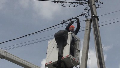 Енергетики відновлюють світло