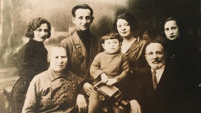 90-річний житомирянин Леонід Новофастовський пригадав події свого дитинства та Голокост 90-річний житомирянин Леонід Новофастовський пригадав події свого дитинства та Голокост