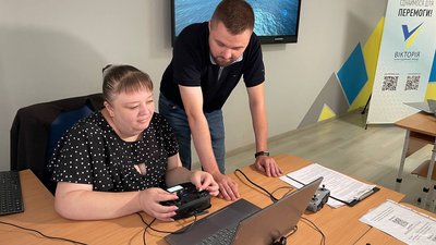 Вчиетлів вчать керування дронами