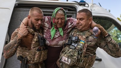 Евакуаційна група поліції «Білі янголи» вивозить цивільних з прифронтового Білицького