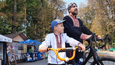 У Вінниці пройшов велозаїзд у вишиванках У Вінниці пройшов велозаїзд у вишиванках