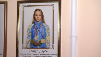 Фото Дар'ї, яке наразі висить на дошці пошани "Гордість університету" перенесуть на "Дошку олімпійців", яка теж є у стінах її альма-матер. Фото: Суспільне. Фото Дар'ї, яке наразі висить на дошці пошани "Гордість університету" перенесуть на "Дошку олімпійців", яка теж є у стінах її альма-матер. Фото: Суспільне.
