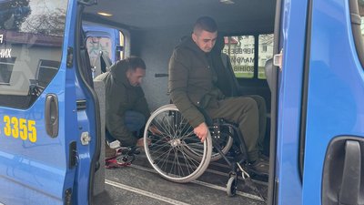 Спеціально обладнане таксі для поранених бійців Спеціально обладнане таксі для поранених бійців