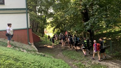 50 кілометрів пішки за 3 дні: молодь на Рівненщині торує "Стежки князів Острозьких" 50 кілометрів пішки за 3 дні: молодь на Рівненщині торує "Стежки князів Острозьких"