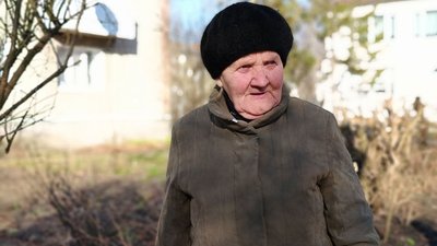 Шприц, іконки й паспорт: знахідки луцької двірниці, яка прибирає за "мінімалку". Шприц, іконки й паспорт: знахідки луцької двірниці, яка прибирає за "мінімалку".