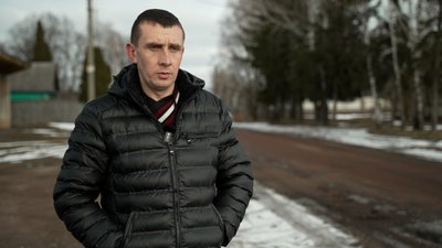 Відмовляються покидати господарство: у селі Єліне, що на Чернігівщині за 4 км від Росії, залишилося двоє жителів Відмовляються покидати господарство: у селі Єліне, що на Чернігівщині за 4 км від Росії, залишилося двоє жителів