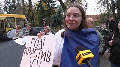Учасниця мітингу "Спочатку дрони, потім стадіони" Учасниця мітингу "Спочатку дрони, потім стадіони"