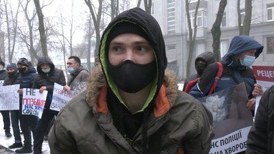 Обшуки та затримання: у Харкові наркозалежні вдруге вийшли до управління поліції Обшуки та затримання: у Харкові наркозалежні вдруге вийшли до управління поліції