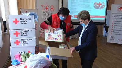 Представники Червоного Хреста передали подарунки вихованцям дитячого будинку