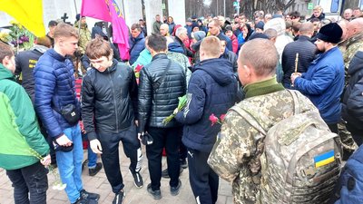 У Сумах поховали Дениса Харлашка, який віддав життя за Україну У Сумах поховали Дениса Харлашка, який віддав життя за Україну