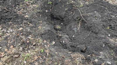У парку Машинобудівників у Харкові знайшли снаряд в землі після ударів РФ 1 У парку Машинобудівників у Харкові знайшли снаряд в землі після ударів РФ 1