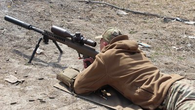 "Підіймаємо загальний рівень фронтових снайперів": як проходить вишкіл на Донеччині — репортаж