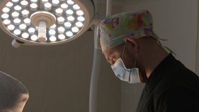 Хірург за роботою