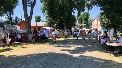 У селищі Чорний Острів на Хмельниччині проходить міжнародний фестиваль народної творчості та ремесел. Фото: Суспільне. Поділля. У селищі Чорний Острів на Хмельниччині проходить міжнародний фестиваль народної творчості та ремесел. Фото: Суспільне. Поділля.